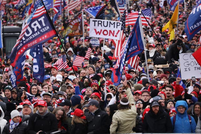 <p>WASHINGTON, DC - 6 DE ENERO: Multitudes llegan para el mitin "Stop the Steal" el 6 de enero de 2021 en Washington, DC. Los partidarios de Trump se reunieron hoy en la capital de la nación para protestar por la ratificación de la victoria del Colegio Electoral del presidente electo Joe Biden sobre el presidente Trump en las elecciones de 2020.&nbsp;</p>