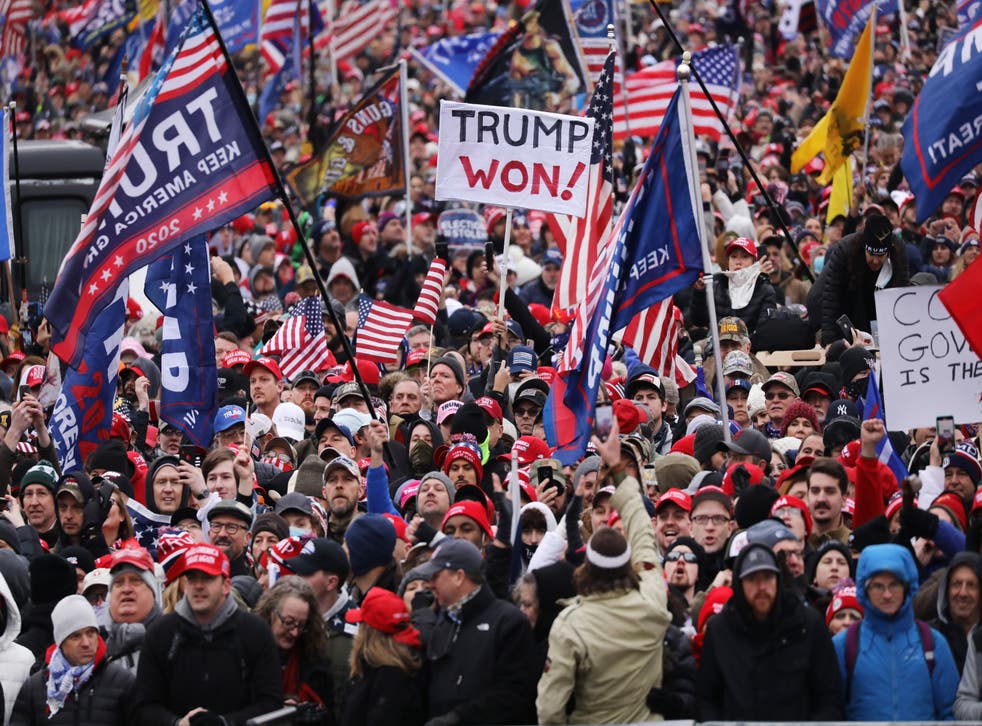 <p>WASHINGTON, DC - 6 DE ENERO: Multitudes llegan para el mitin "Stop the Steal" el 6 de enero de 2021 en Washington, DC. Los partidarios de Trump se reunieron hoy en la capital de la nación para protestar por la ratificación de la victoria del Colegio Electoral del presidente electo Joe Biden sobre el presidente Trump en las elecciones de 2020. </p>