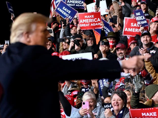 Los partidarios vitorean mientras el presidente de los Estados Unidos, Donald Trump, hace gestos después de hablar durante una manifestación para apoyar a los candidatos republicanos al Senado en el aeropuerto regional de Valdosta en Valdosta, Georgia, el 5 de diciembre de 2020