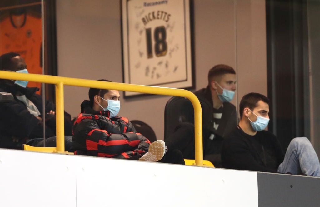 <p>El mexicano en la grada durante el partido entre Wolves y Spurs.</p>