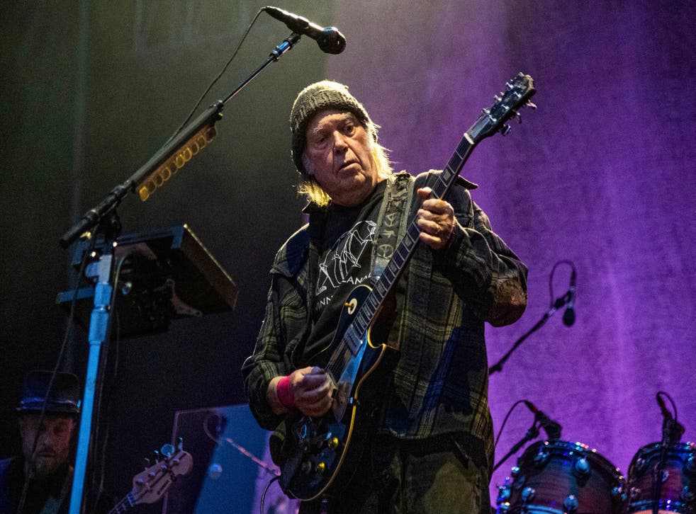 <p>ARCHIVO - En esta foto del 25 de mayo de 2019, Neil Young toca en el BottleRock Napa Valley Music Festival, en la Napa Valley Expo, en Napa, California. </p>