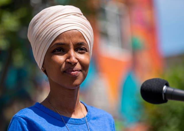 <p>MINNEAPOLIS, MN - 11 DE AGOSTO: La representante Ilhan Omar (D-MN) habla con los medios de comunicación reunidos frente al Mercado Central el 11 de agosto de 2020 en Minneapolis, Minnesota. Omar espera retener su puesto como representante del quinto distrito del Congreso de Minnesota en las elecciones primarias de hoy.&nbsp;</p>