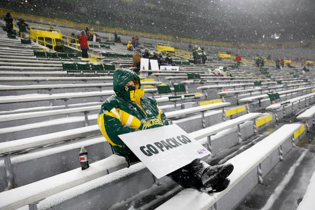 <p>ARCHIVO - Unos cuantos fanáticos en el Lambeau Field presencian bajo una nevada el partido entre los Packers de Green Bay y los Titans de Tennessee, el domingo 27 de diciembre de 2020</p>