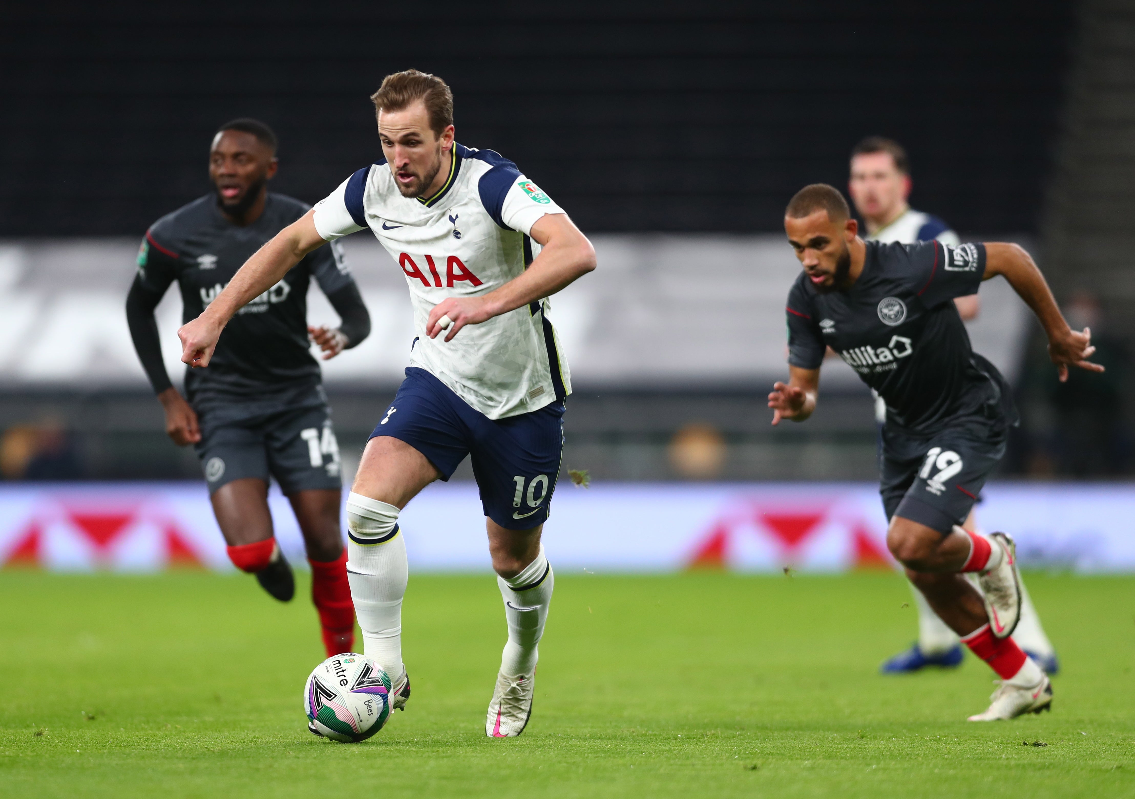 Harry Kane dribbles with the ball against Brentford