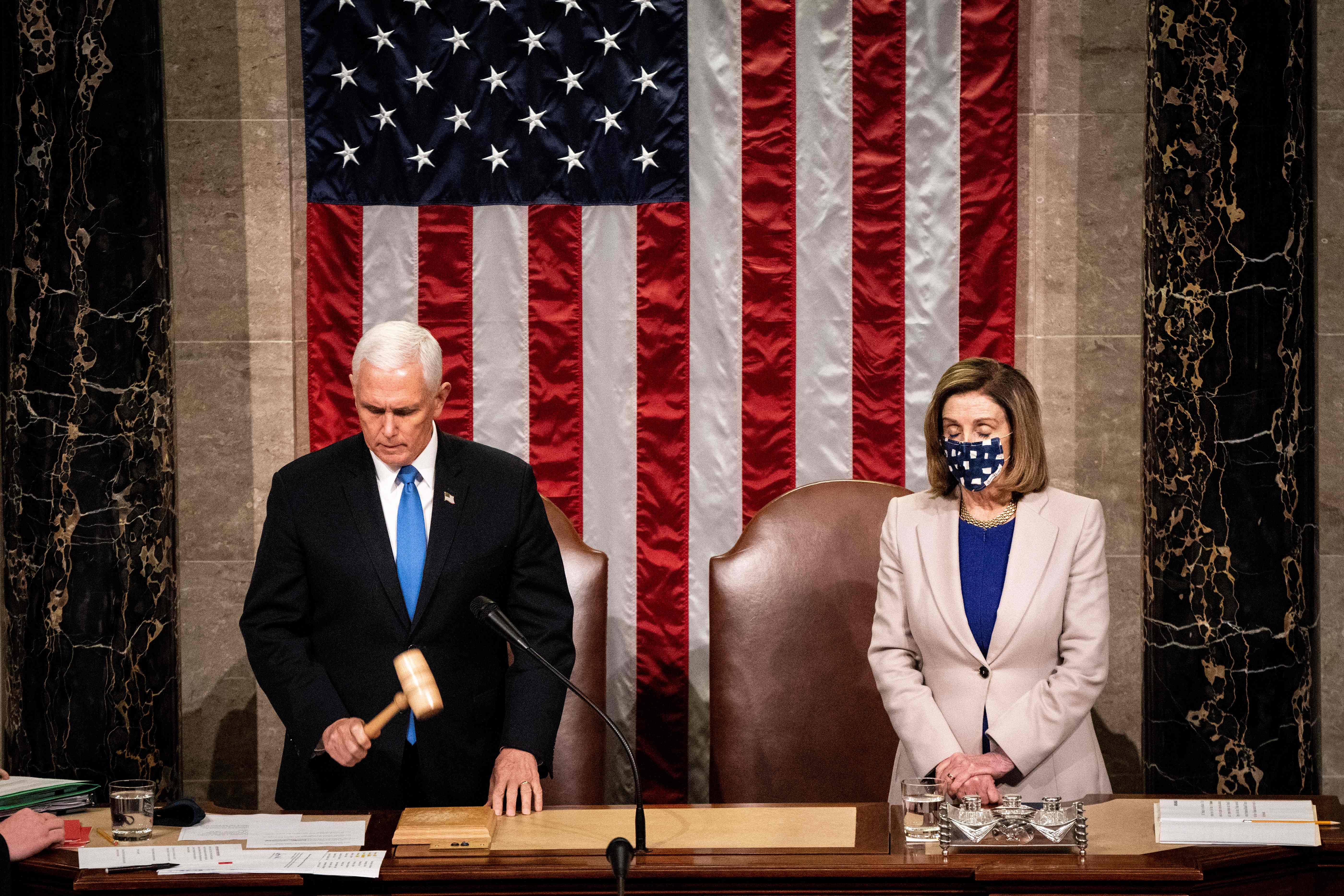 El vicepresidente Pence y la presidenta de la Cámara de Representantes, Nancy Pelosi, certifican el resultado de las elecciones de 2020 después de que el Congreso se sentara toda la noche