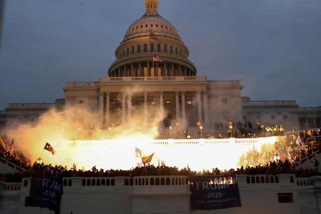 <p>FOTO DE ARCHIVO: Se ve una explosión causada por una munición policial mientras partidarios del presidente de Estados Unidos, Donald Trump, se reúnen frente al edificio del Capitolio de Estados Unidos en Washington, Estados Unidos, el 6 de enero de 2021.&nbsp;</p>