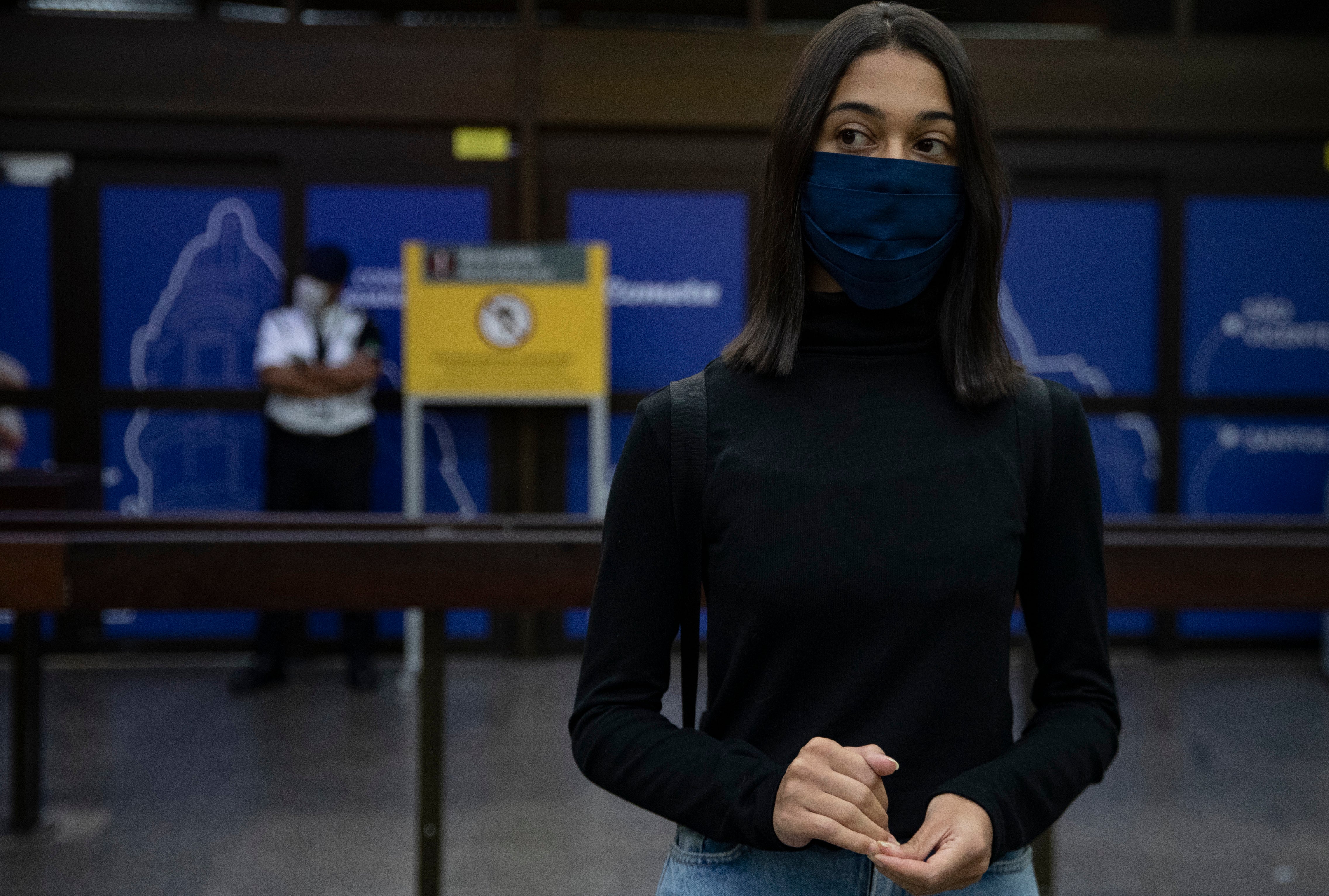 <p>Sara permanece parada en el aeropuerto de Guarulhos, cerca de Sao Paulo, Brasil, un país donde el aborto es ilegal, en espera de un vuelo que la llevará a Buenos Aires, Argentina, el 12 de diciembre de 2020. Brasileñas con pocos recursos económicos buscan abortar en otras partes del continente, como Argentina, para esquivar riesgos y obstáculos legales en Brasil.&nbsp;</p>