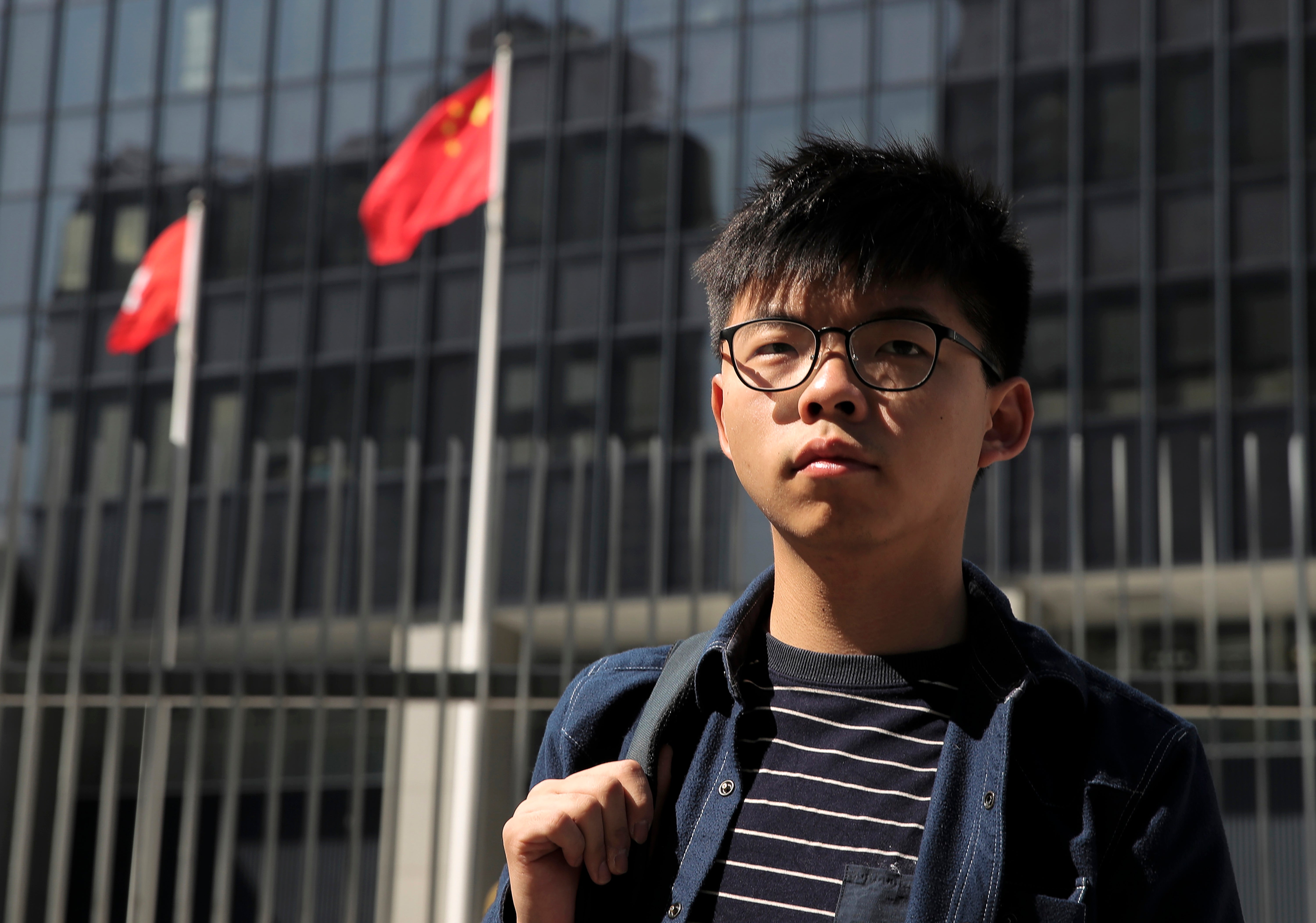 <p>ARCHIVO -En esta foto de archivo del 28 de noviembre de 2019, el activista por la democracia Joshua Wong está frente al edificio del Consejo Legislativo en Hong Kong. Wong, que cumple una condena de 13 meses y medio por organizar una protesta no autorizada en 2019, ha sido arrestado nuevamente por violar la ley de seguridad nacional.&nbsp;</p>