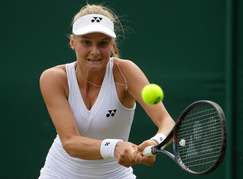 <p>ARCHIVO - En imagen de archivo del 8 de julio de 2019, la tenista ucraniana Dayana Yastremska regresa un tiro de la china Shuai Zhang en un duelo en sencillos de mujeres en Wimbledon, en Londres. </p>