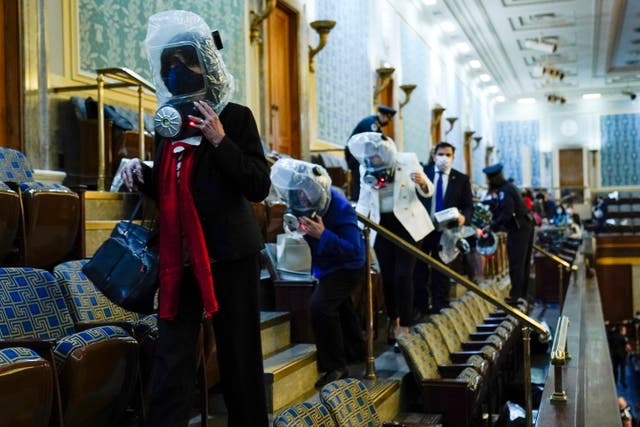 <p>Gente se resguarda en la Cámara de Representantes mientras manifestantes tratan de ingresar a la sala de la cámara en el Capitolio de Estados Unidos el miércoles 6 de enero de 2021 en Washington.&nbsp;</p>