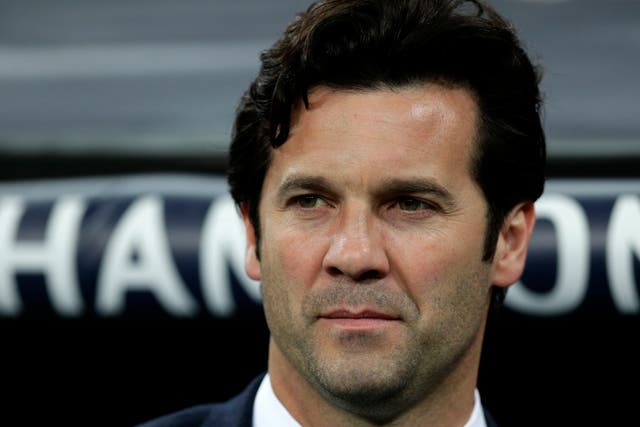 <p>ARCHIVO - En esta foto del 5 de marzo del 2019, el técnico de Real Madrid Santiago Solari llega a la cancha antes del partido de la Liga de Campeones contra Ajax en el Santiago Bernabéu en Madrid. Solari es el nuevo técnico del club mexicano América. (AP Foto/Manu Fernández)</p>