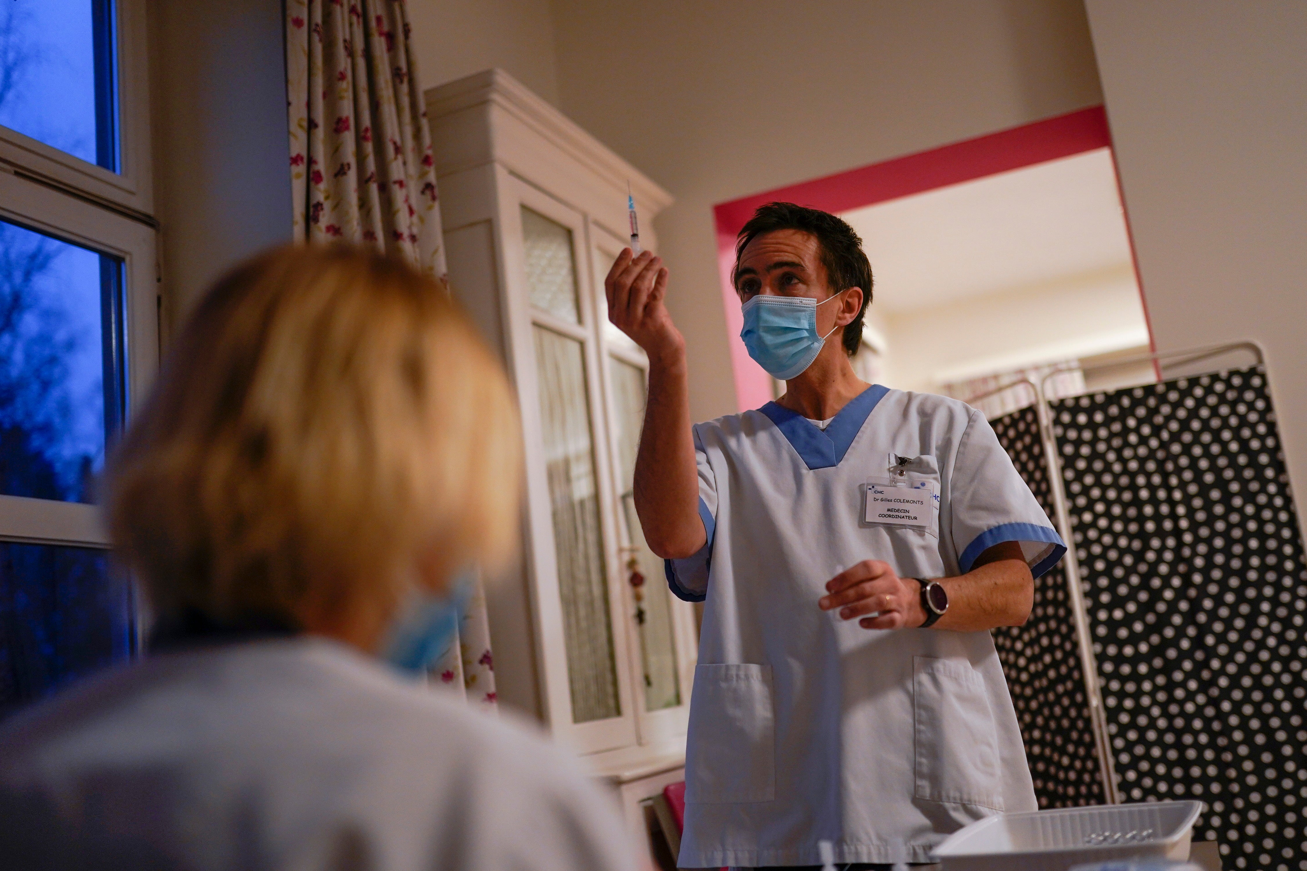 <p>El acuerdo duplicará la cantidad de dosis que había encargado ya el bloque de 27 naciones, explicó la presidenta de la Comisión, Ursula von der Leyen, en una conferencia de prensa en Bruselas.</p>