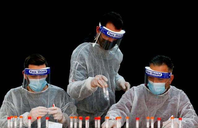 <p>Los trabajadores de la salud palestinos registran muestras para las pruebas de coronavirus en la aldea cisjordana de Dura, al suroeste de Hebrón, el 8 de enero de 2021&nbsp;</p>
