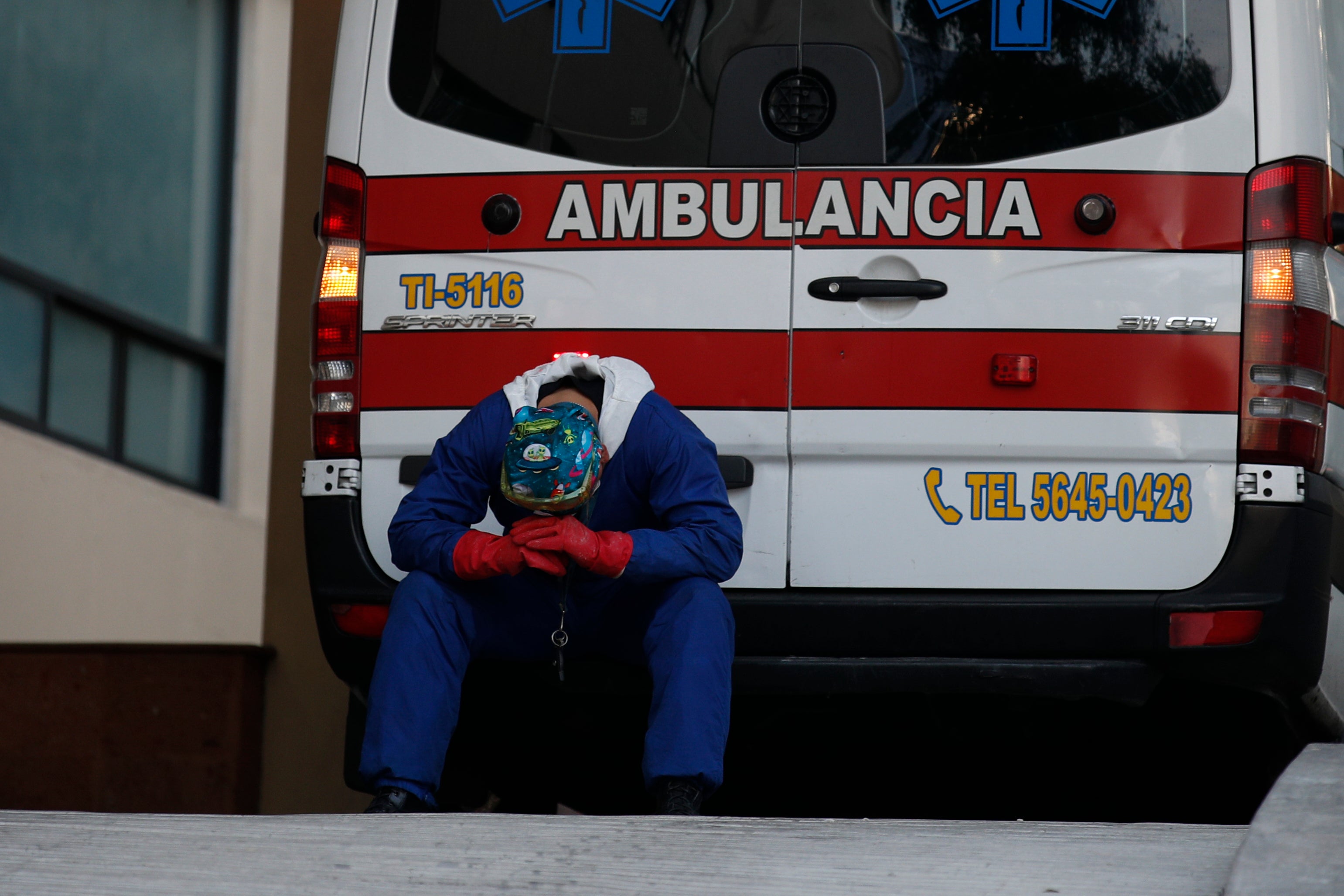 <p>Un paramédico descansa detrás de su ambulancia el jueves 7 de enero de 2021 mientras aguarda a que un paciente de COVID-19 que transporta sea admitido en el Centro Médico Siglo XXI, en la Ciudad de México.</p>