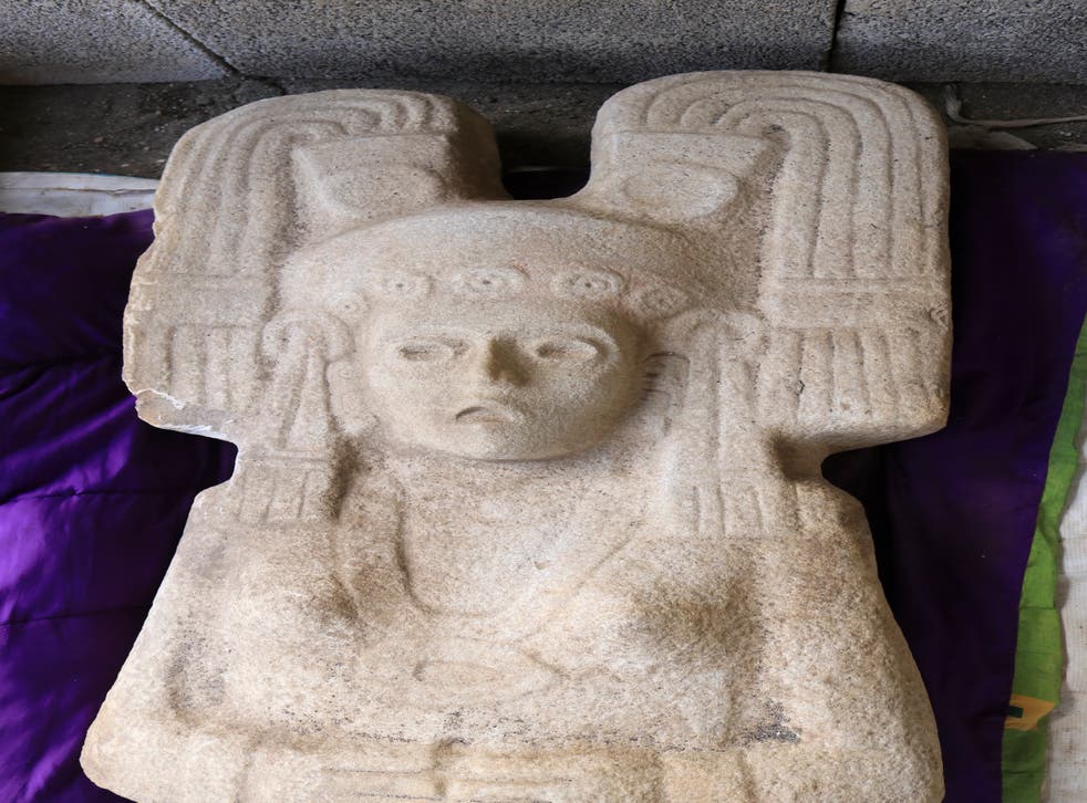 MEXICO-ESTATUA DESENTERRADA