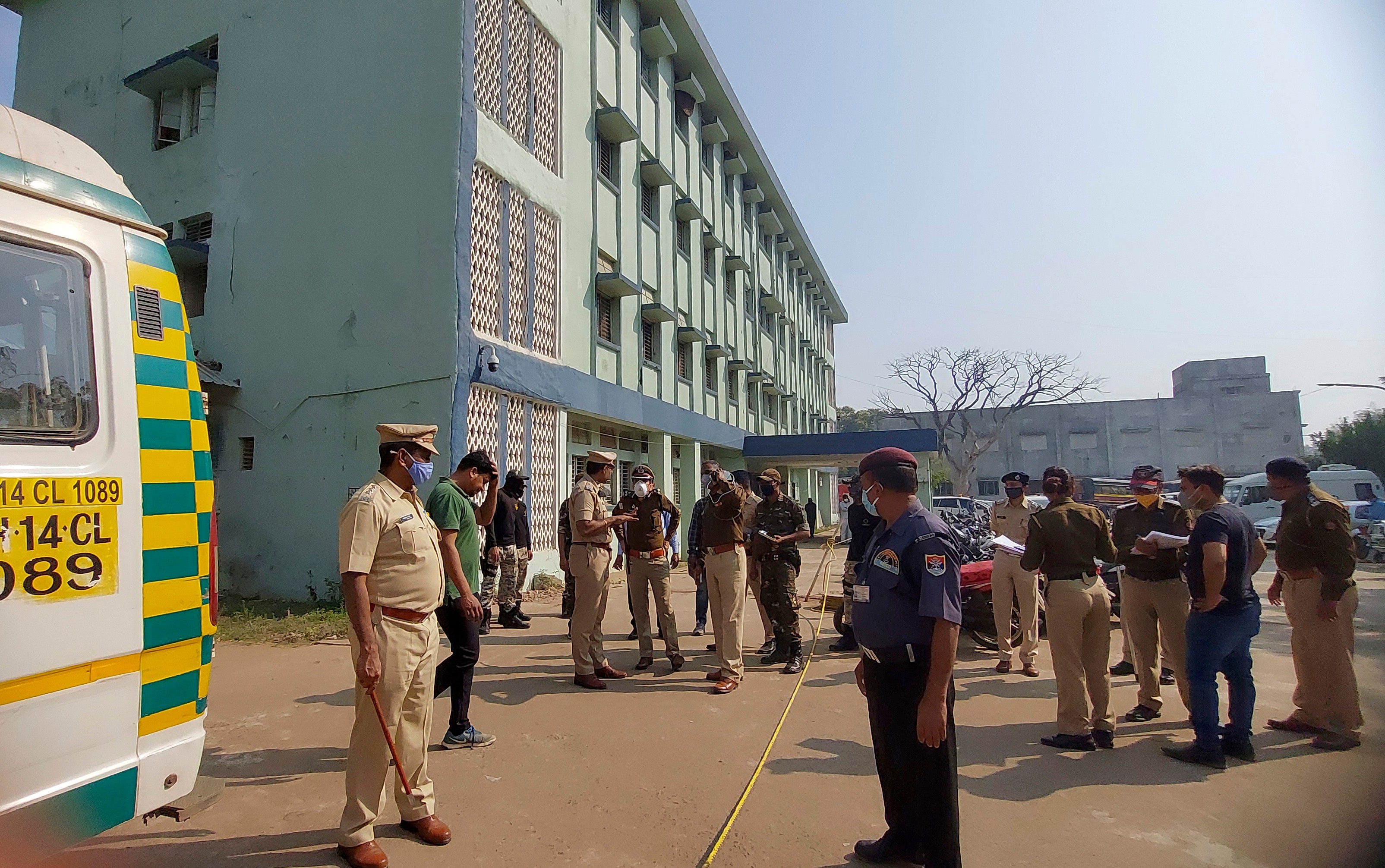 <p>Policías investigan la escena de un incendio en el hospital general de distrito en Bhandara, a unos 70 kms de Nagpur, India, el 9 de enero de 2021.&nbsp;</p>