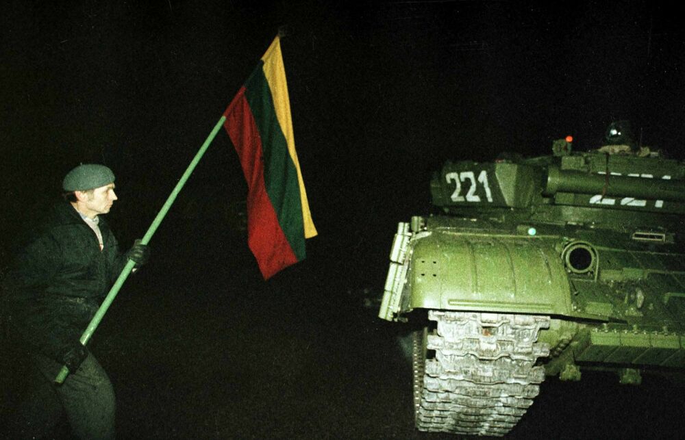Soviet tanks rumble into Lithuania in 1991&nbsp;