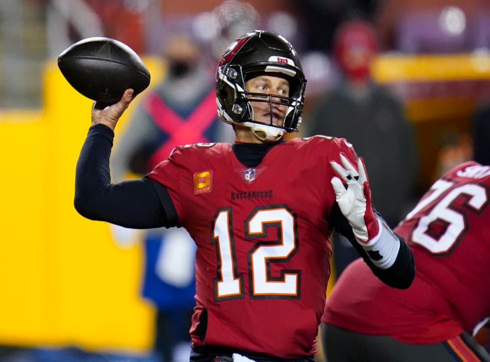 <p>Tom Brady, quarterback de los Buccaneers de Tampa Bay, lanza un pase durante el encuentro de postemporada ante Washington, el sábado 9 de enero de 2021 en Landover, Maryland</p>