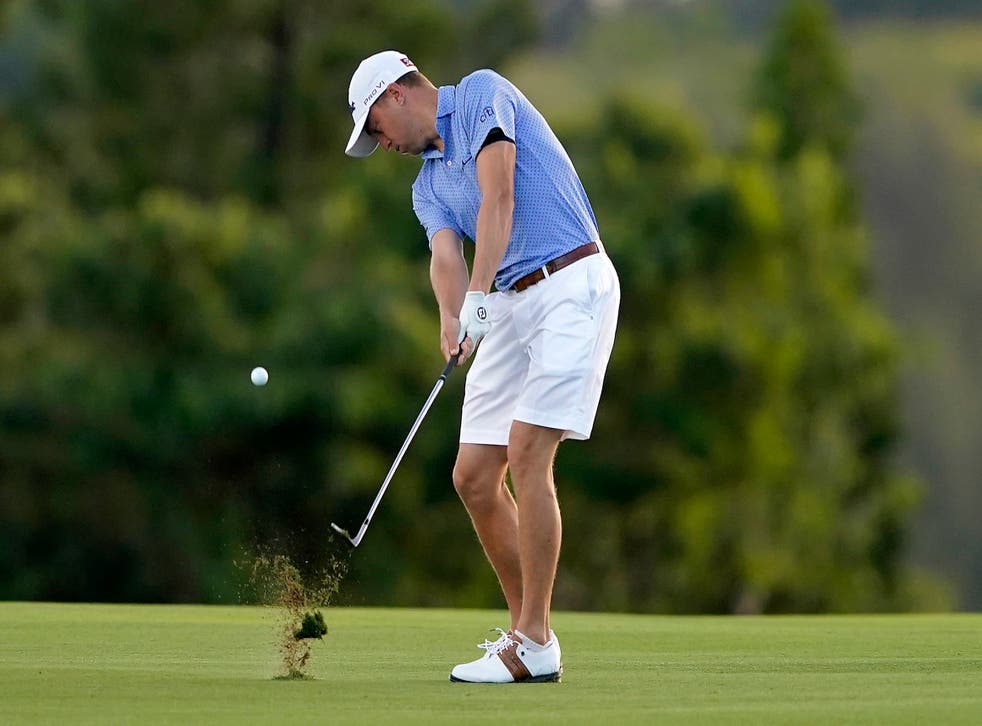 <p>Justin Thomas realiza un tiro desde el fairway del hoyo 12 durante una práctica para el Torneo de Campeones, el miércoles 6 de enero de 2021, en Kapalua, Haway.</p>