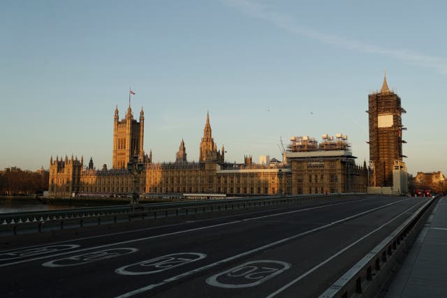 <p>ARCHIVO - En esta imagen del martes 24 de marzo de 2020, el Puente de Westminster se ve casi vacío junto al Parlamento y la Torre de Isabel, conocida como Big Ben, cubiertos de andamios en el primer día de la primera cuarentena de Gran Bretaña contra los contagios de coronavirus, en Londres.&nbsp;</p>
