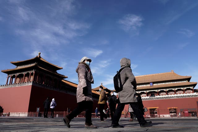 <p>Visitantes con mascarillas para combatir los contagios de coronavirus caminan por la Ciudad Prohibida, en Beijing, el domingo 10 de enero de 2021.&nbsp;</p>