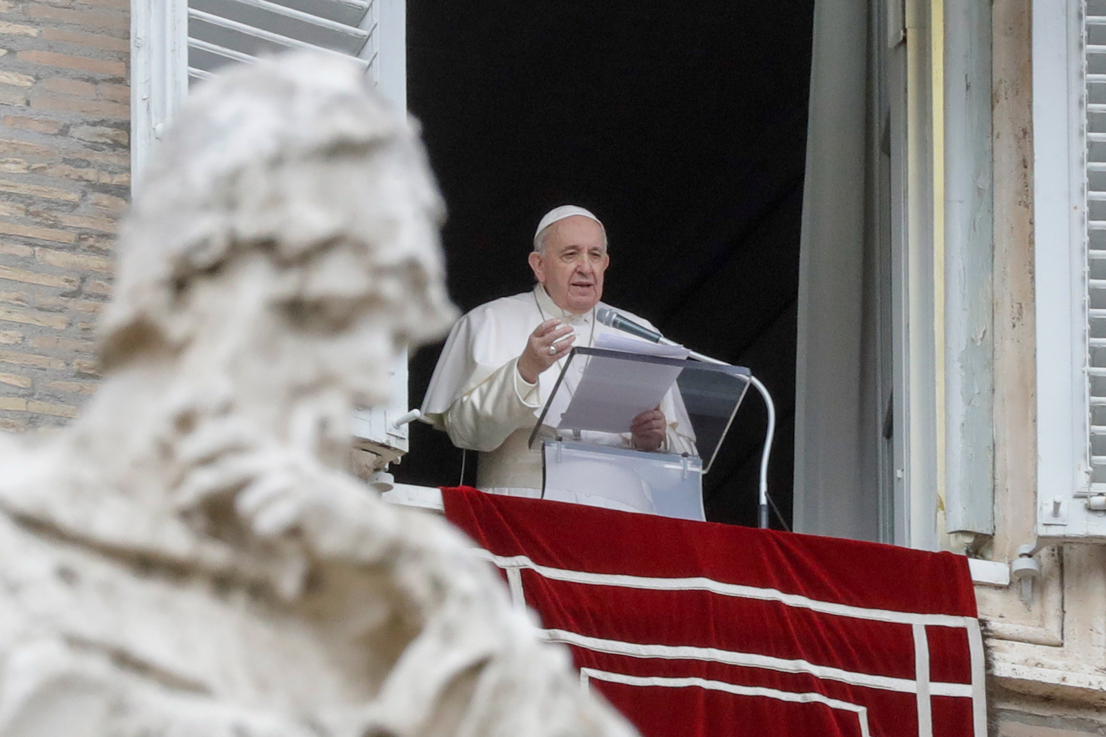 <p>Fotografía de archivo del 8 de diciembre de 2020 del papa Francisco durante su alocución en la oración del Ángelus desde la ventana de su estudio con vista a la plaza San Pedro en el Vaticano.&nbsp;</p>
