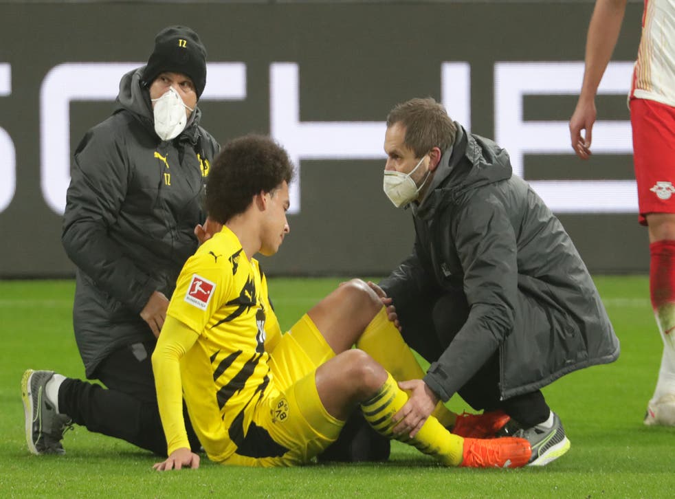 <p>El jugador del Borussia Dortmund, Axel Witsel, recibe atención médica durante el partido de la Bundesliga contra el RB Leipzig, el sábado 9 de enero de 2021, en Leipzig, Alemania. </p>