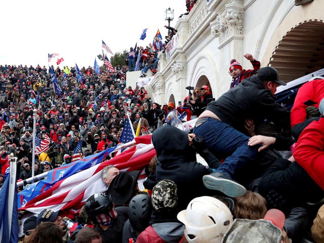 <p>Una multitud pro-Trump asalta el Capitolio de los Estados Unidos el 6 de enero.</p>