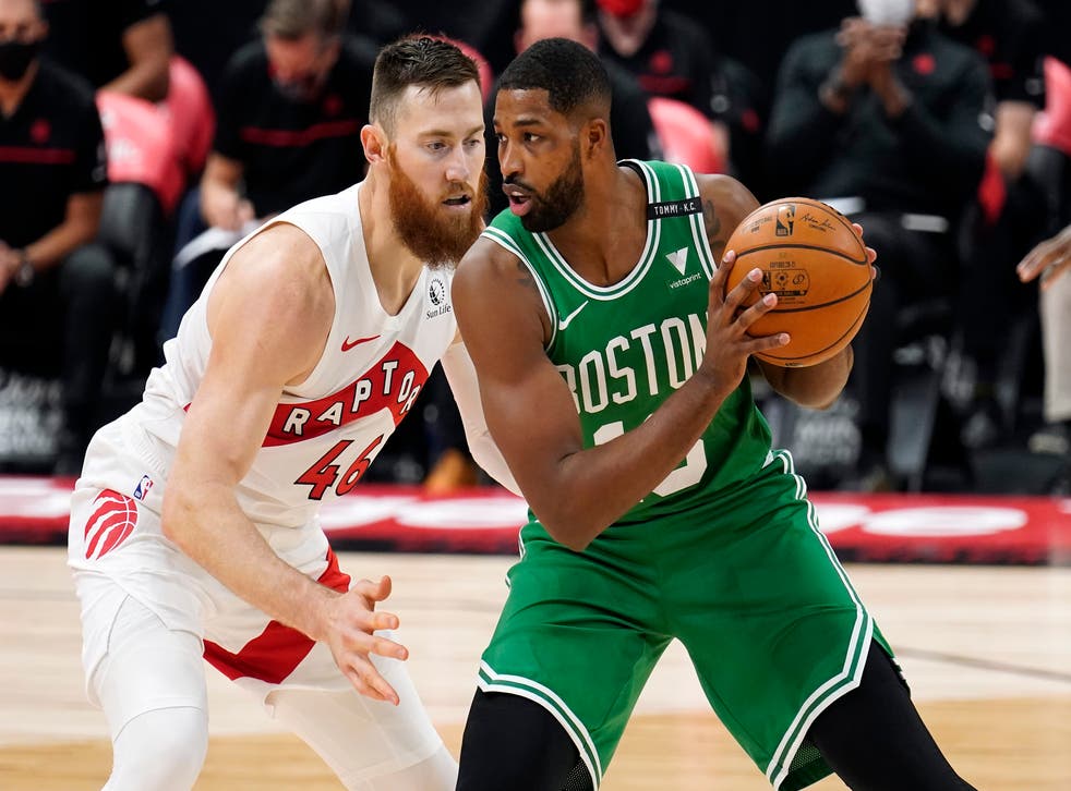 <p>Tristan Thompson enfrenta a Aron Baynes, de los Raptors de Toronto. </p>