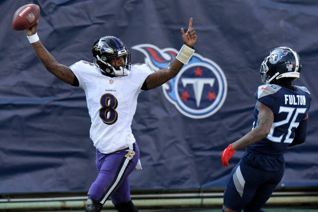 <p>El quarterback de los Ravens celebra luego de anotar un touchdown en una carrera de 48 yardas durante el partido de la NFL contra los Titans de Tennessee.&nbsp;</p>