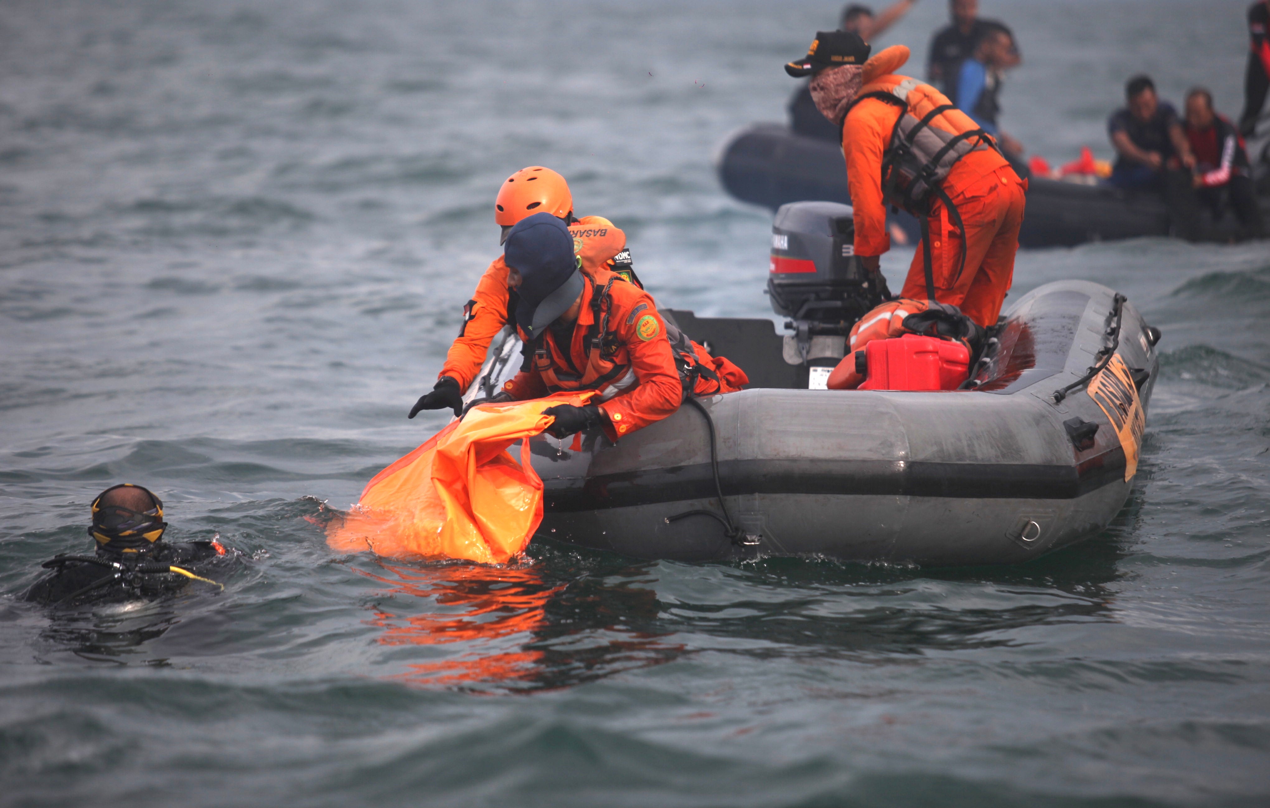 Indonesia plane crash investigators hunt for black boxes in seabed mud