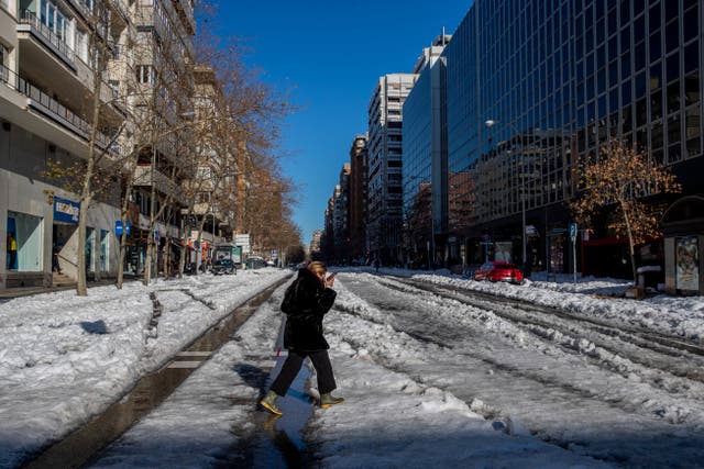 <p>En Madrid y los alrededores, con 6,6 millones de habitantes, los termómetros cayeron a 16 bajo cero durante la noche.</p>