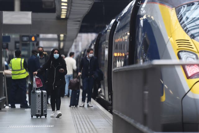 <p>Los pasajeros abordan un servicio Eurostar en la estación London St Pancras el 23 de diciembre de 2020 en Londres, Inglaterra. Los servicios de tren entre Londres y el continente se reanudaron esta mañana para los viajeros que presentaron una prueba reciente de covid-19 negativa. Francia prohibió abruptamente los viajes desde el Reino Unido el domingo citando preocupaciones sobre una nueva variante del covid-19.&nbsp;</p>