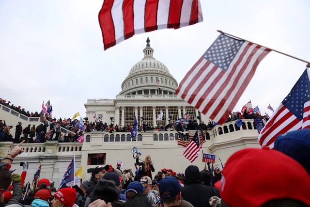 <p>En esta fotografía de archivo del miércoles 6 de enero de 2021, partidarios del presidente Donald Trump se reúnen frente al Capitolio de Estados Unidos en Washington.&nbsp;</p>