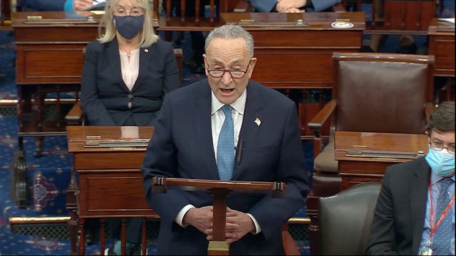 <p>En esta imagen de video, el líder de la minoría demócrata en el Senado, Chuck Schumer, habla en la cámara baja el miércoles 6 de enero de 2021 después de que manifestantes irrumpieron en el Capitolio, en Washington.&nbsp;</p>