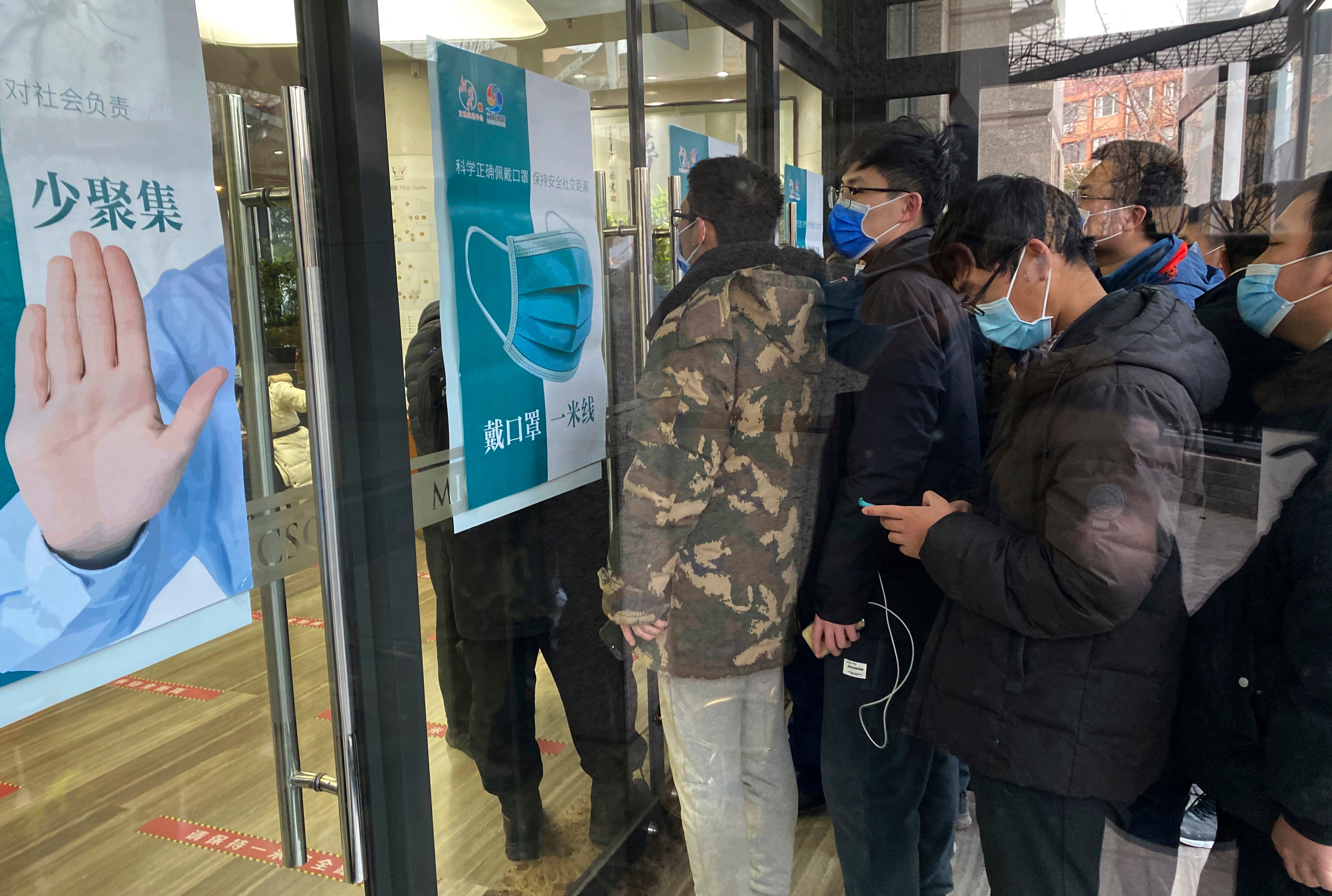 <p>Millones de personas hacen fila para someterse a una segunda ronda de pruebas de detección del coronavirus en una ciudad al sur de Beijing</p>