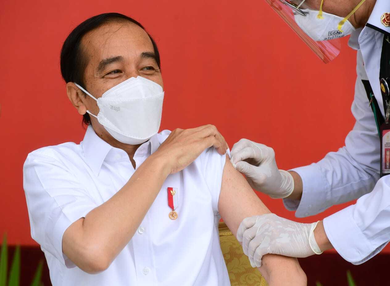 <p>Indonesian president Widodo receiving the Sinovac Covid-19 vaccine live on television this week</p>