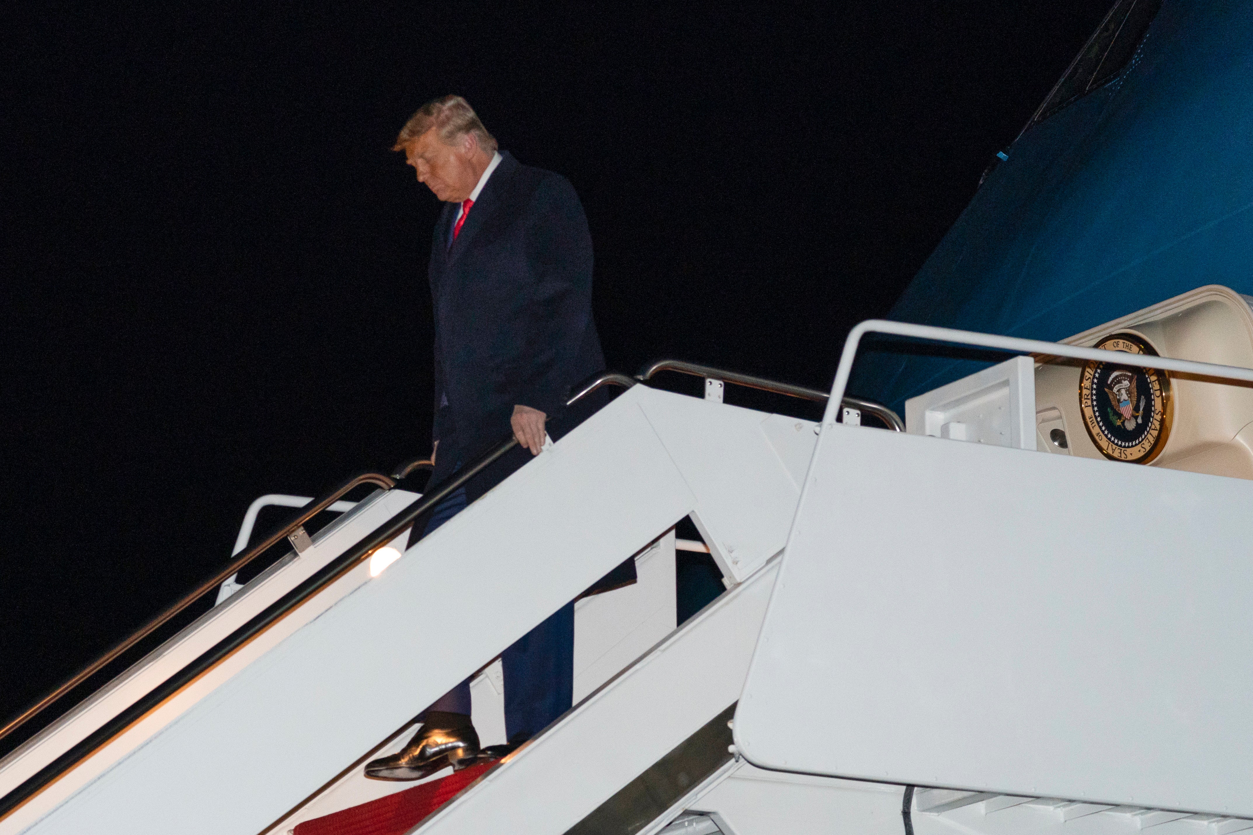 <p>El presidente de Estados Unidos, Donald Trump, baja del Air Force One el 12 de enero de 2021 en la Base Andrews de la Fuerza Aérea, en Maryland.&nbsp;</p>