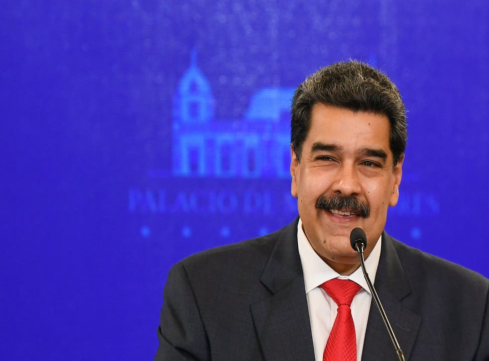<p>ARCHIVO - En esta foto de archivo del 8 de diciembre de 2020, el presidente de Venezuela, Nicolás Maduro, sonríe durante una conferencia de prensa en el palacio presidencial de Miraflores en Caracas, Venezuela, el martes 8 de diciembre de 2020. Maduro ha enfrentado cargos de presunto narcoterrorismo, corrupción y narcotráfico por tribunales federales de EEUU desde marzo de 2020. </p>