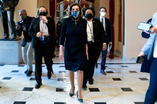 <p>WASHINGTON, DC - 13 DE ENERO: La presidenta de la Cámara de Representantes, Nancy Pelosi (D-CA) (C), usa una máscara protectora mientras camina hacia el piso de la Cámara en el Capitolio de los Estados Unidos el 13 de enero de 2021 en Washington, DC. Se espera que la Cámara de Representantes vote hoy para acusar al presidente Donald Trump, luego de que el vicepresidente Mike Pence se negara a usar la enmienda 25 para destituirlo de su cargo después de que los manifestantes violaron el Capitolio de los Estados Unidos la semana pasada.&nbsp;</p>