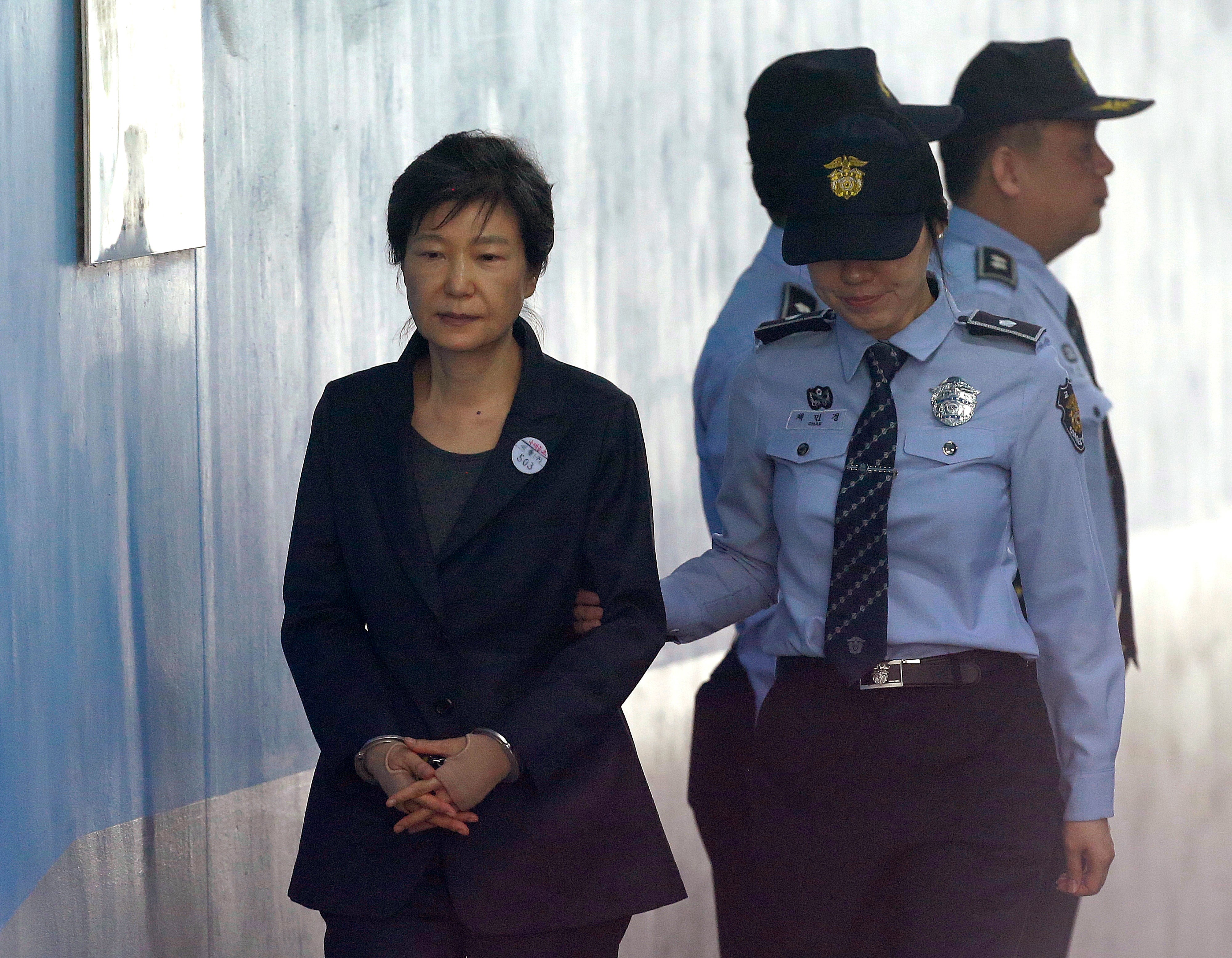 Список помилованных президентом женщин. Пак Кын Хе в тюрьме. Дочь пак Кын Хе.