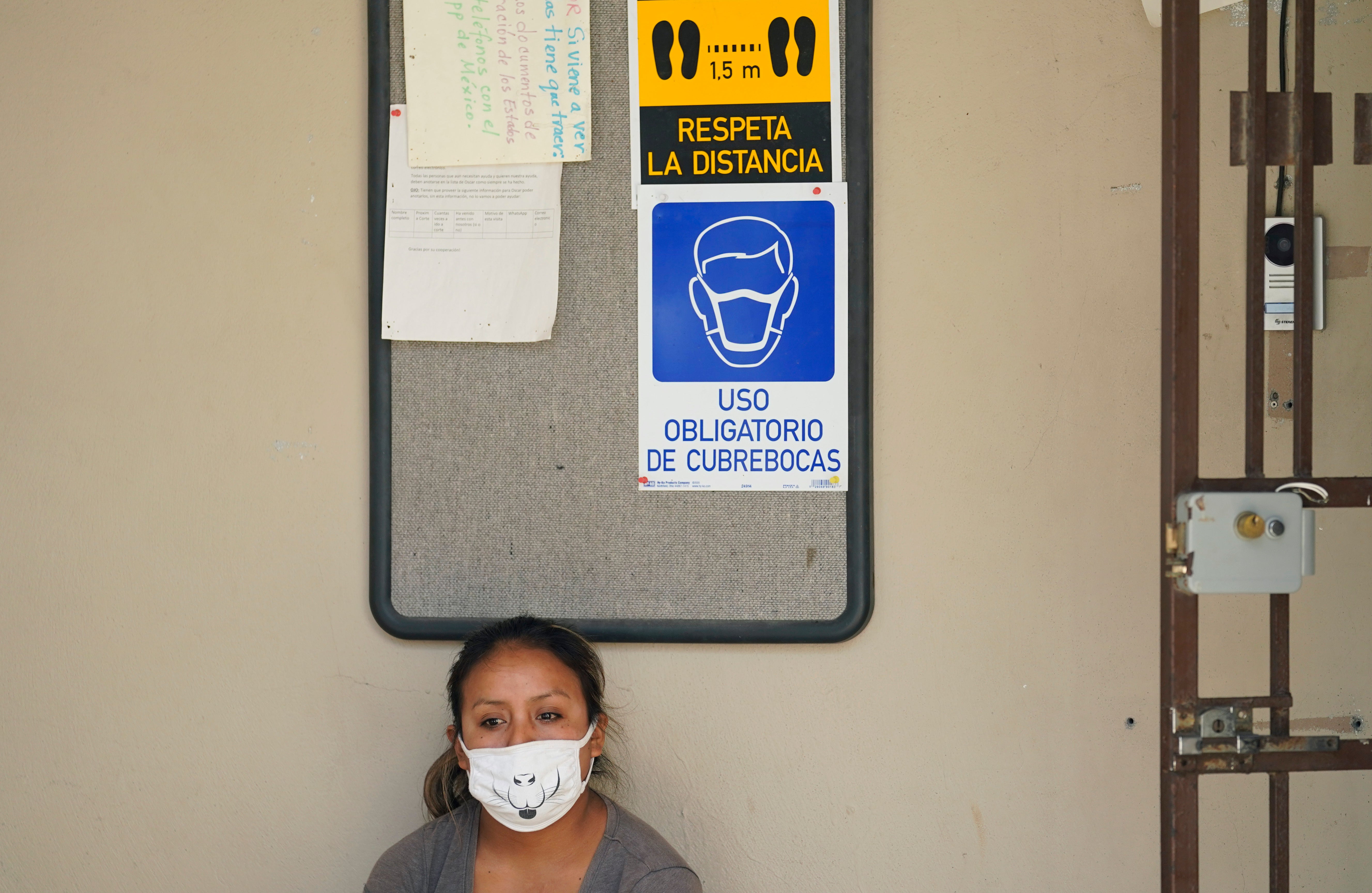 <p>Una solicitante de asilo en Estados Unidos, que vive en un campamento en Matamoros, México, espera el resultado de una prueba de anticuerpos para el COVID-19 en una clínica, el 17 de noviembre de 2020.&nbsp;</p>