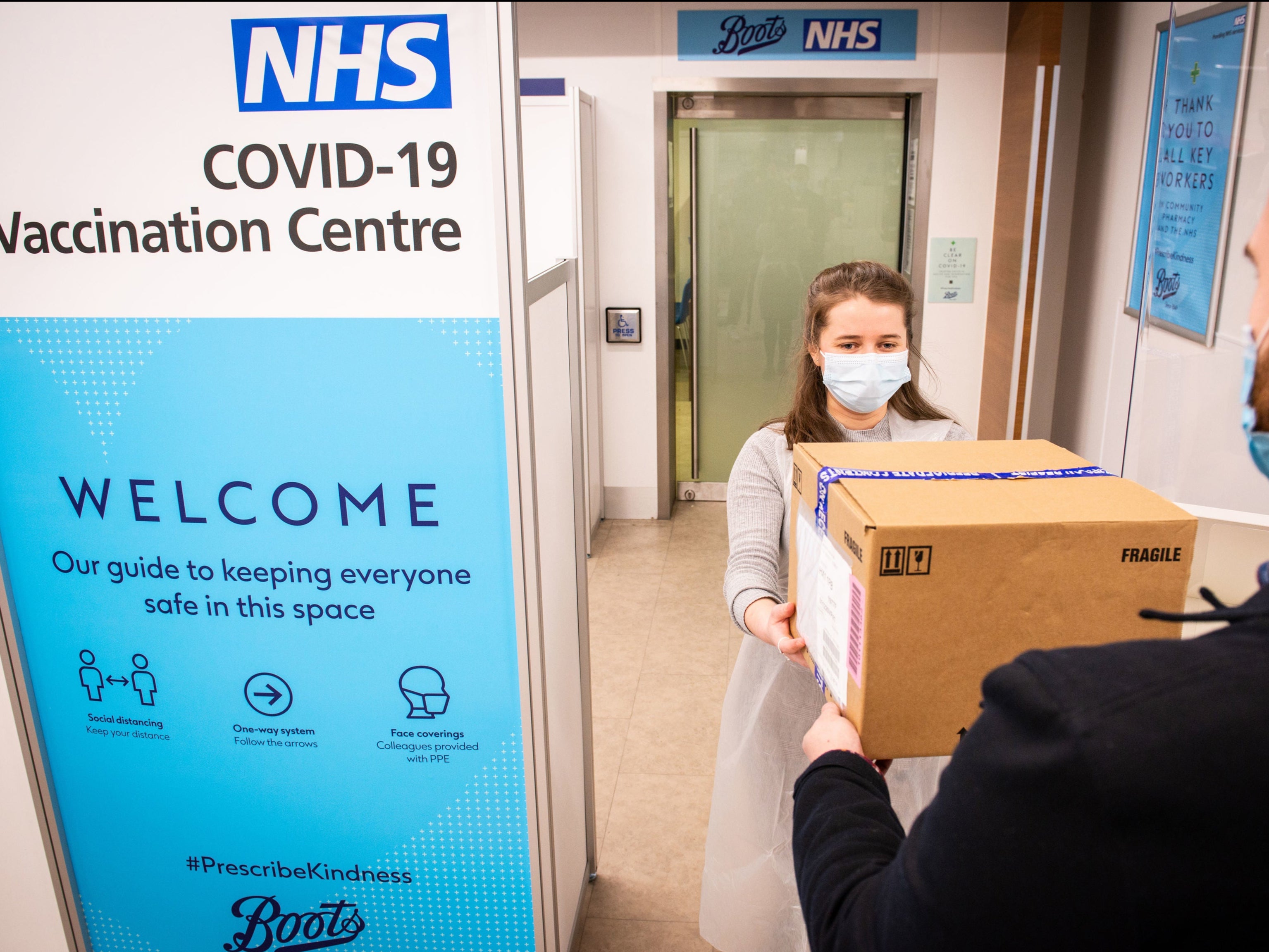 Coronavirus news &ndash; live: High street pharmacies begin vaccinations as UK&rsquo;s &lsquo;test before travel&rsquo; plan delayed 
