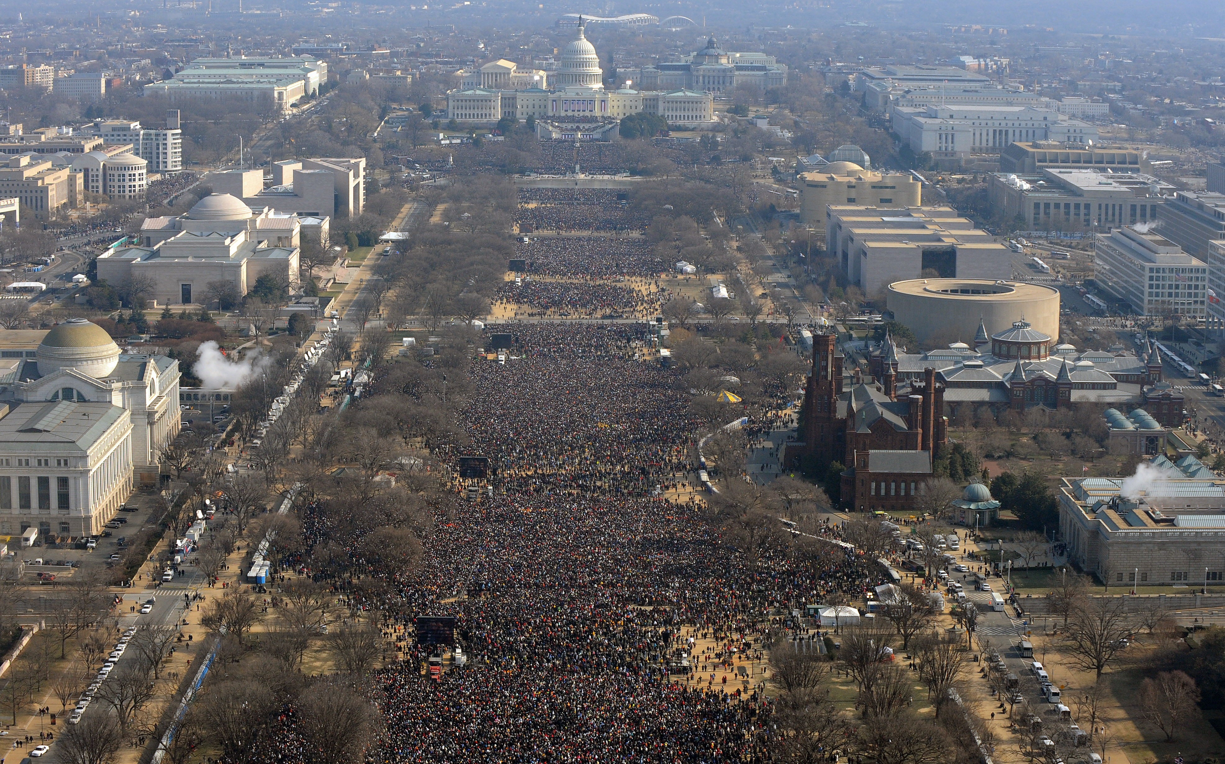 Pada tahun 2009, pelantikan Barack Obama memegang rekor penonton pembukaan terbesar, dengan 1,8 juta orang.