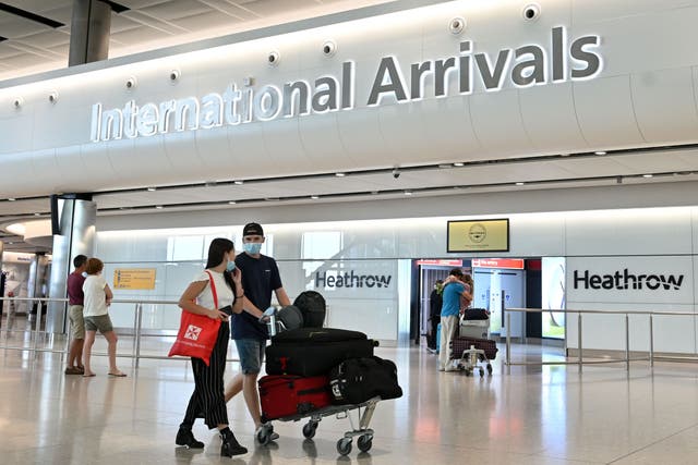 <p>(ARCHIVOS) En esta foto de archivo tomada el 9 de mayo de 2020, los pasajeros que usan PPE (equipo de protección personal), incluida una máscara facial como medida de precaución contra el COVID-19, caminan por la sala de llegadas después de aterrizar en la Terminal Dos de Londres Heathrow. Aeropuerto en el oeste de Londres. - Gran Bretaña prohibirá todas las llegadas de países sudamericanos y Portugal a partir de las 0400 GMT del viernes 15 de enero por temor a importar una nueva variante del coronavirus en Brasil, dijo el jueves el secretario de Transporte, Grant Shapps.</p>