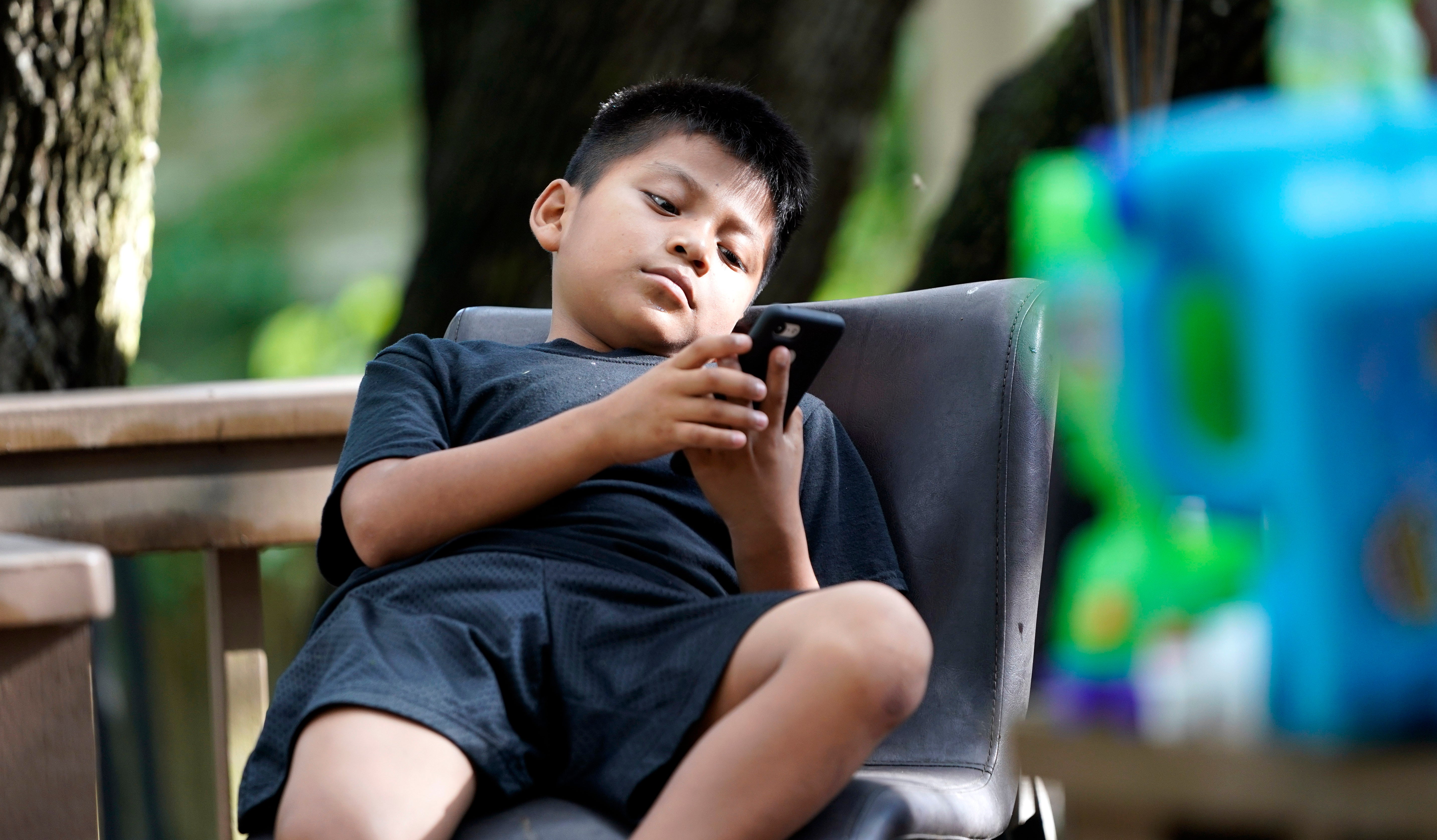 <p>Byron Xol habla con su familia de su natal Guatemala el lunes 24 de junio de 2019 desde el hogar de Matthew y Holly Sewell en Buda, Texas. Más de un mes después de que Byron fue llevado a una instalación para albergar a menores de edad, un juez ordenó el 26 de junio de 2018 que el gobierno de Trump dejara de separar familias migrantes y reuniera a los niños con sus padres. Pero para cuando se emitió la orden, más de 400 padres ya habían sido deportados sin sus hijos, incluido el padre de Byron: David.&nbsp;</p>