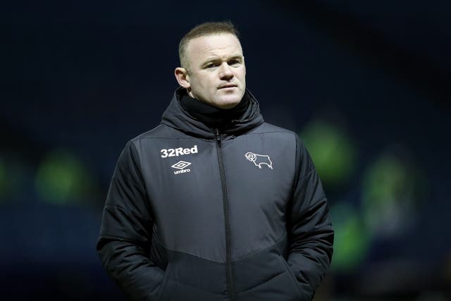 <p>SHEFFIELD, INGLATERRA - 1 DE ENERO: Wayne Rooney, entrenador interino de Derby County mira antes del partido de campeonato Sky Bet entre Sheffield Wednesday y Derby County en Hillsborough Stadium el 01 de enero de 2021 en Sheffield, Inglaterra. El partido se jugará sin aficionados, a puerta cerrada como medida de precaución del Covid-19.&nbsp;</p>