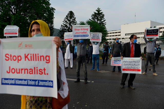 <p>Journalists protest against assaults on the press during the coronavirus lockdown in Pakistan. The country has slipped three places in the World Press Freedom Index</p>