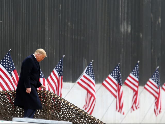 <p>El presidente Donald Trump baja las escaleras antes de un discurso cerca de una sección del muro fronterizo entre Estados Unidos y México, el martes 12 de enero de 2021, en Alamo, Texas.&nbsp;</p>