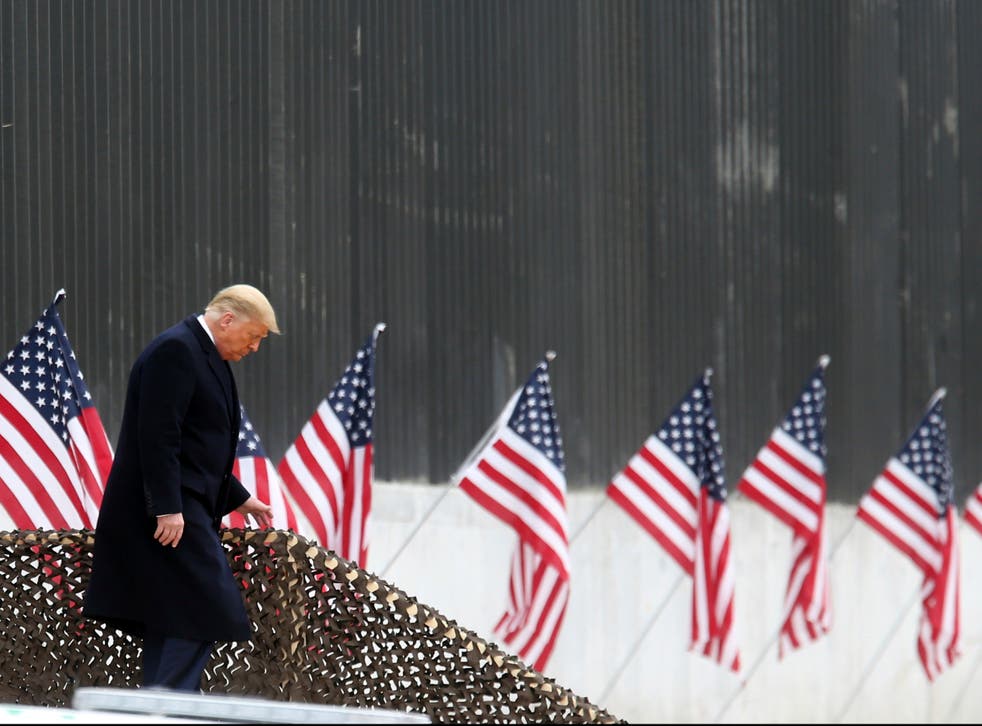 El presidente Donald Trump baja los escalones antes de un discurso cerca de una sección del muro fronterizo entre Estados Unidos y México